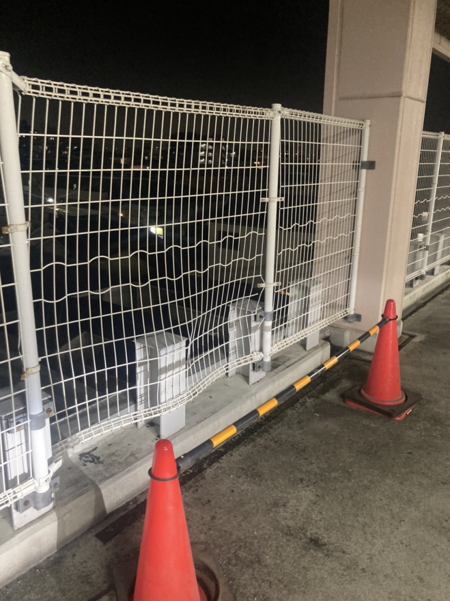 小島サッシトーヨー住器の公共用駐車場フェンス修理もお任せください💪🚙の施工前の写真1