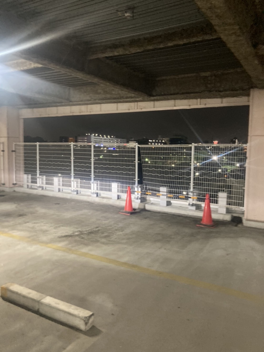 小島サッシトーヨー住器の公共用駐車場フェンス修理もお任せください💪🚙の施工前の写真2
