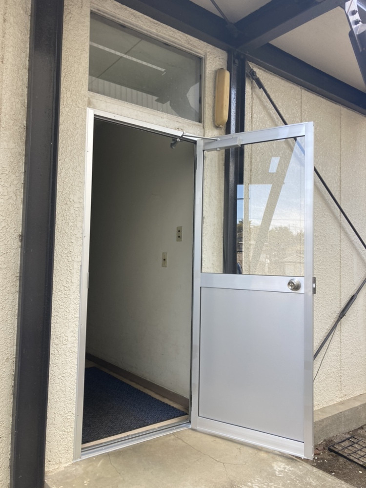 小島サッシトーヨー住器の入り口のドアを新しく交換しました！の施工後の写真2