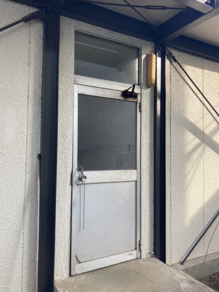 小島サッシトーヨー住器の入り口のドアを新しく交換しました！の施工前の写真1