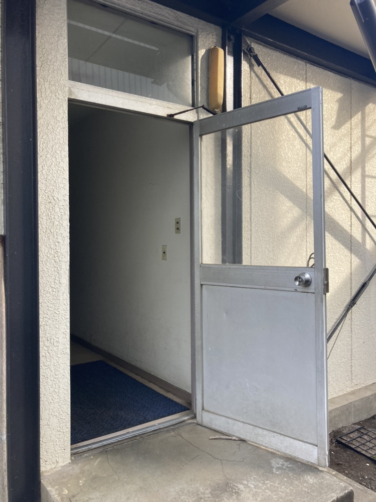 小島サッシトーヨー住器の入り口のドアを新しく交換しました！の施工前の写真2