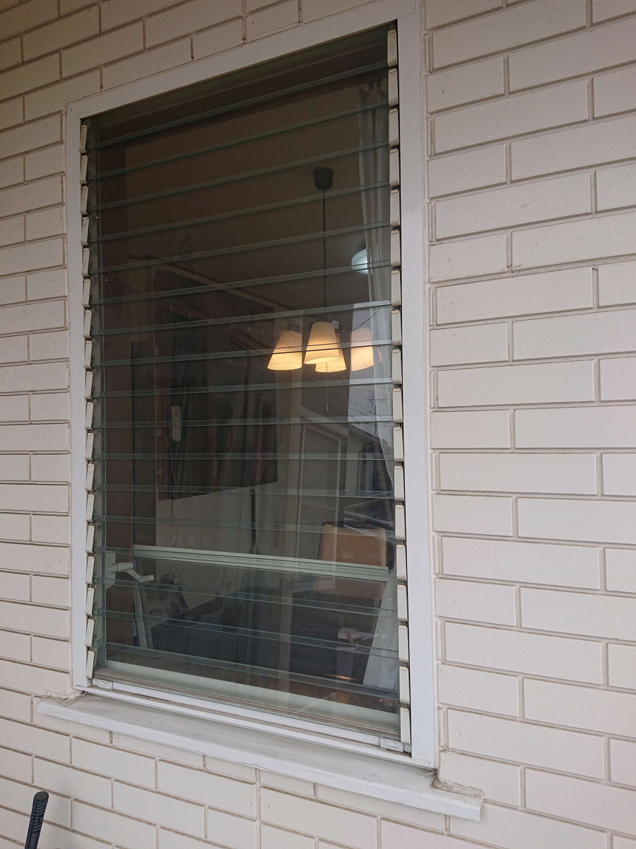 小島サッシトーヨー住器のルーバー窓を新しい窓に交換しました！の施工前の写真1