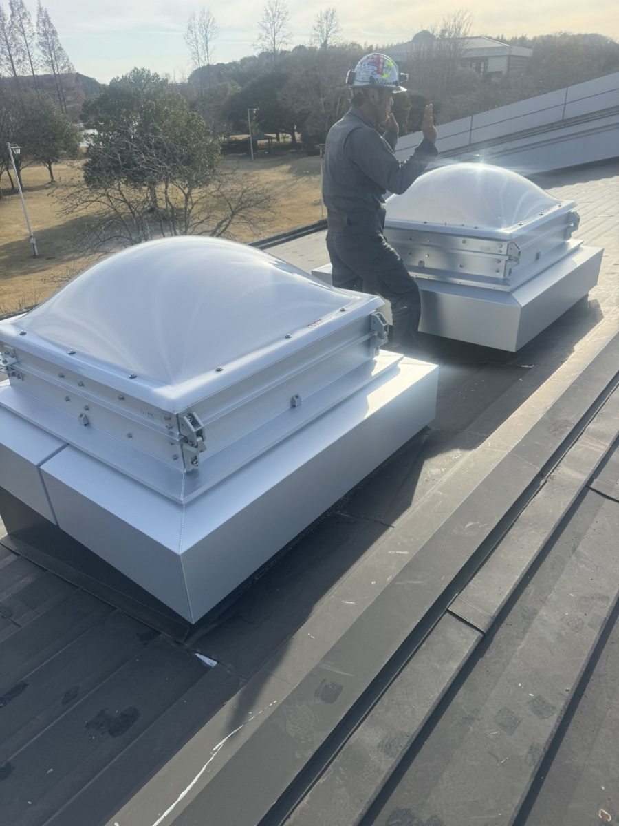 小島サッシトーヨー住器の公共施設の天井にある天窓を新しく取り付けました！の施工後の写真2