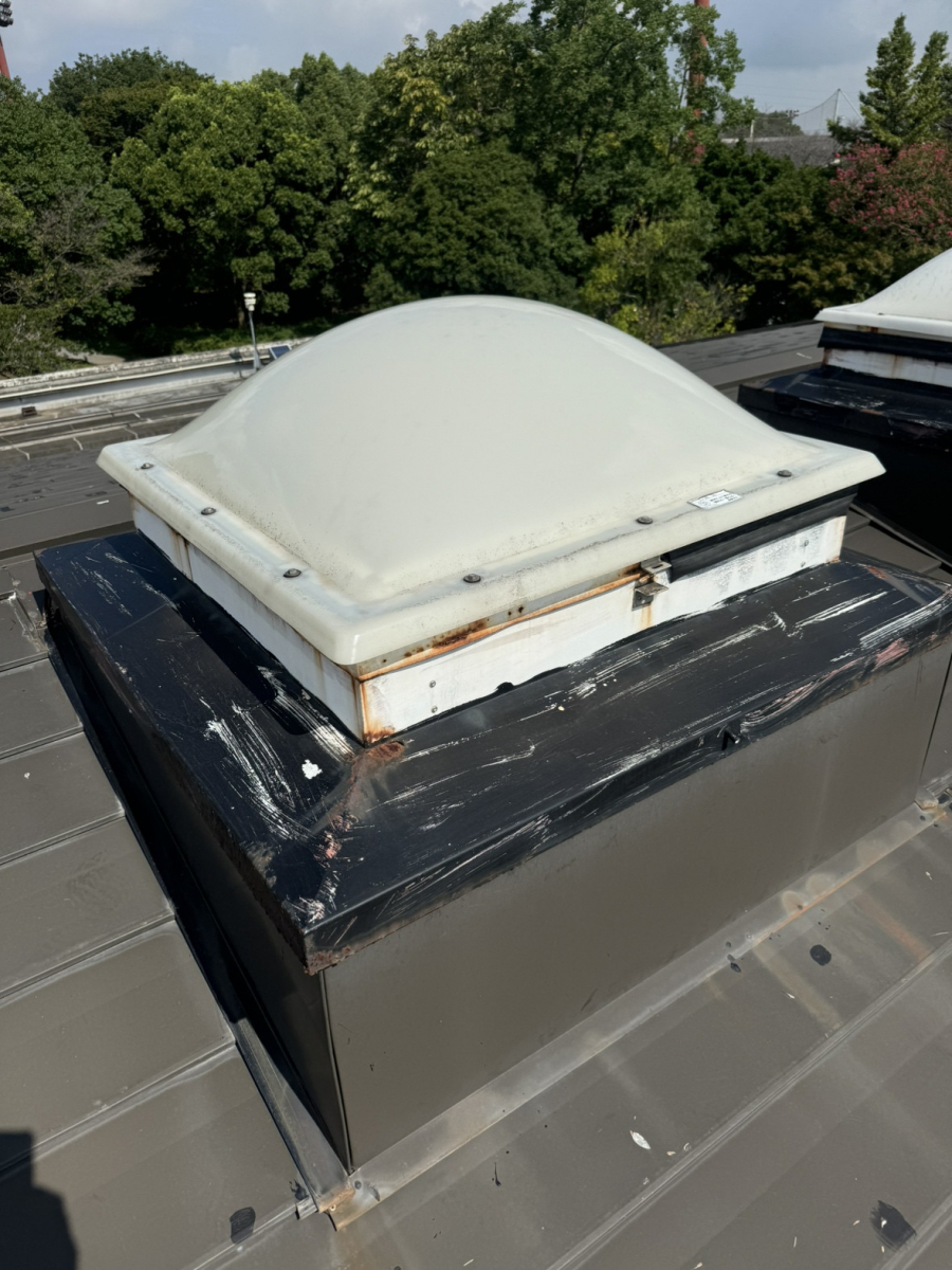 小島サッシトーヨー住器の公共施設の天井にある天窓を新しく取り付けました！の施工前の写真1