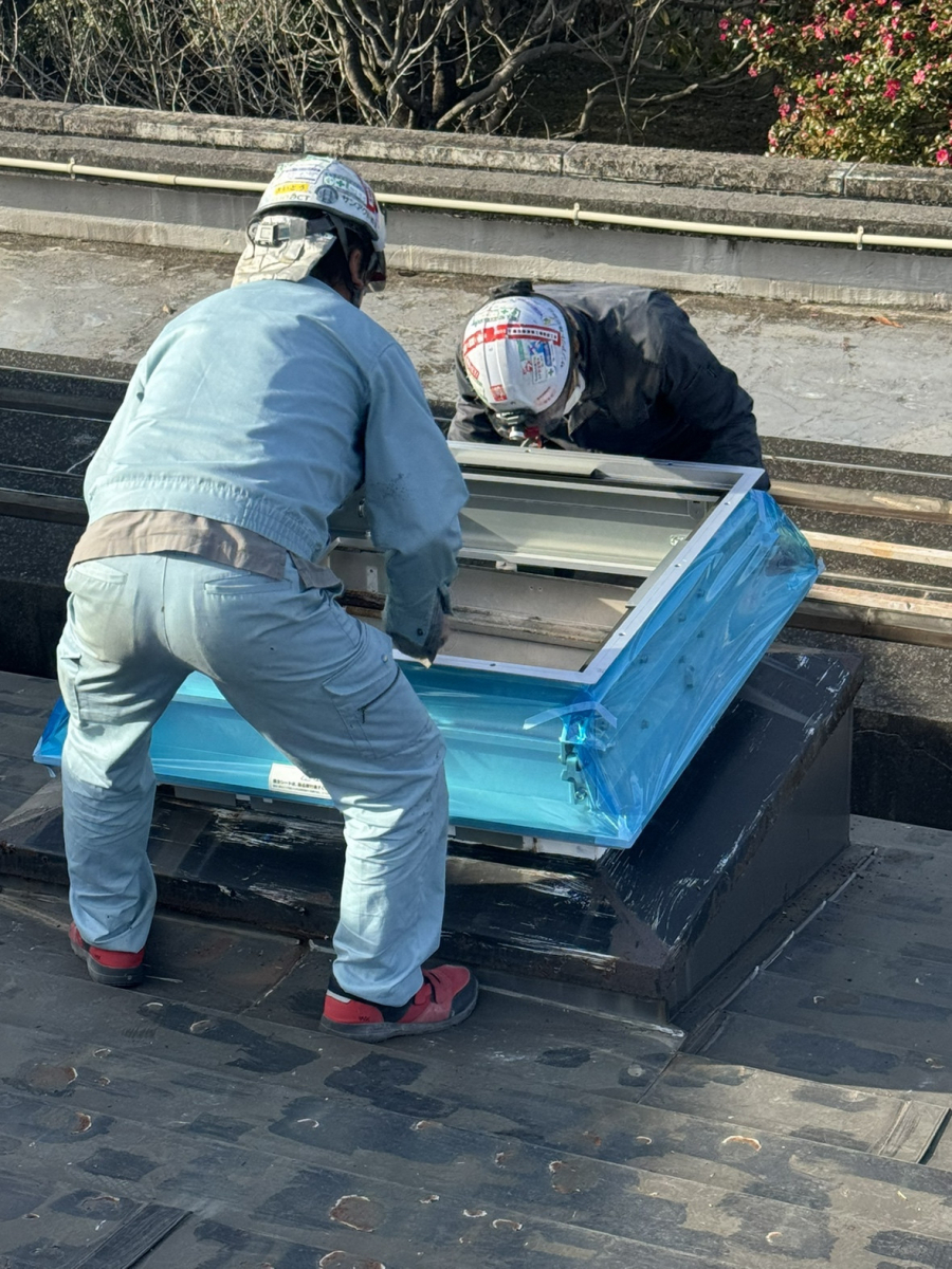 小島サッシトーヨー住器の公共施設の天井にある天窓を新しく取り付けました！の施工前の写真3
