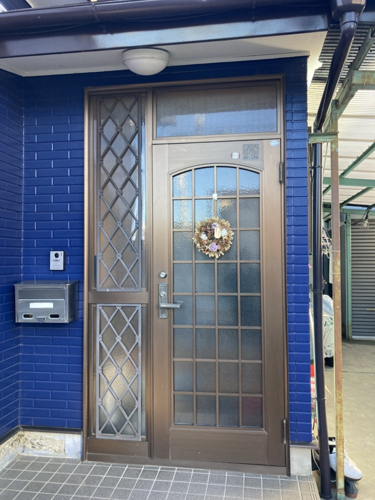小島サッシトーヨー住器の家の顔である玄関を新しくしました!の施工前の写真1