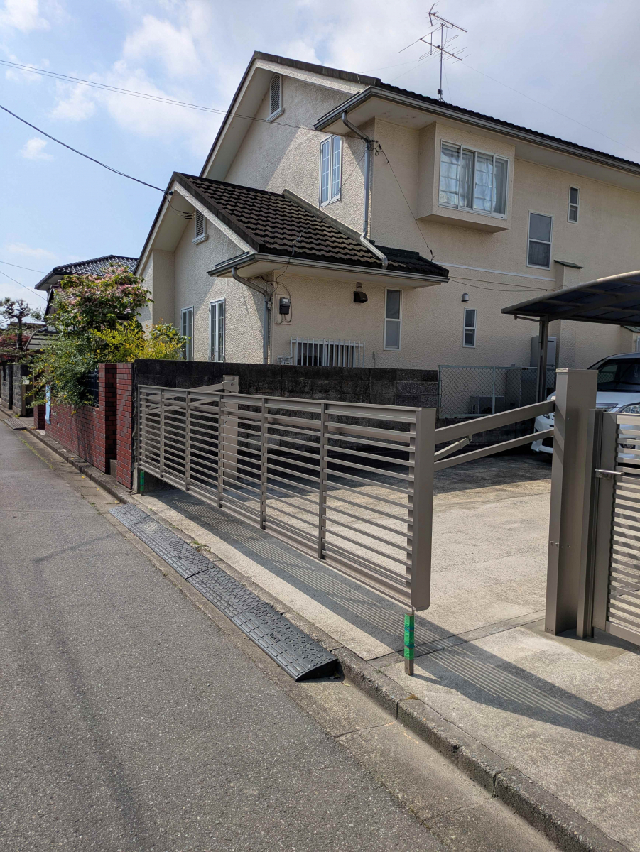 小島サッシトーヨー住器の駐車場の跳ね上げ門扉を新しくしました！の施工後の写真1