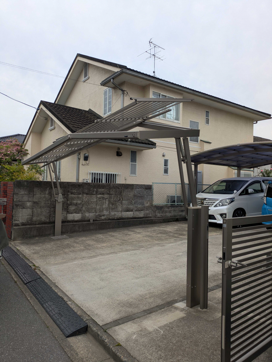 小島サッシトーヨー住器の駐車場の跳ね上げ門扉を新しくしました！の施工前の写真1