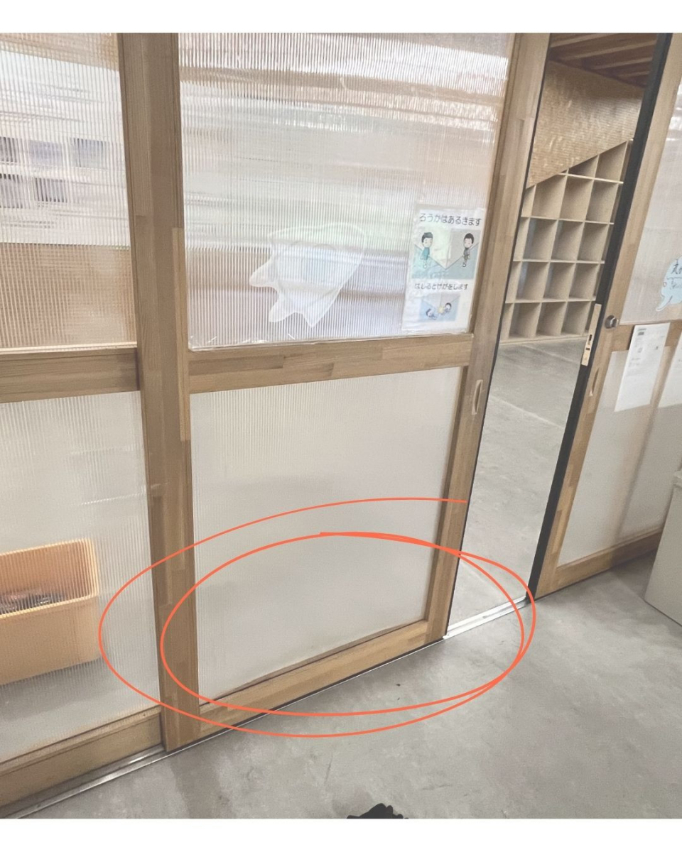 小島サッシトーヨー住器の某小学校様　アクリル板の修理をさせていただきました🚧の施工前の写真1
