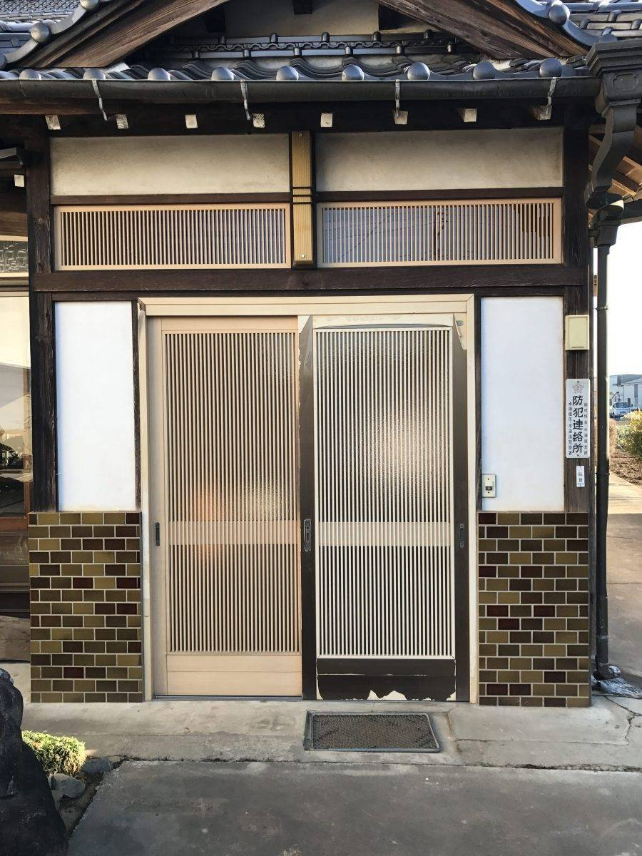 小島サッシトーヨー住器の常総市Ｔ様邸　玄関引戸交換工事の施工前の写真1