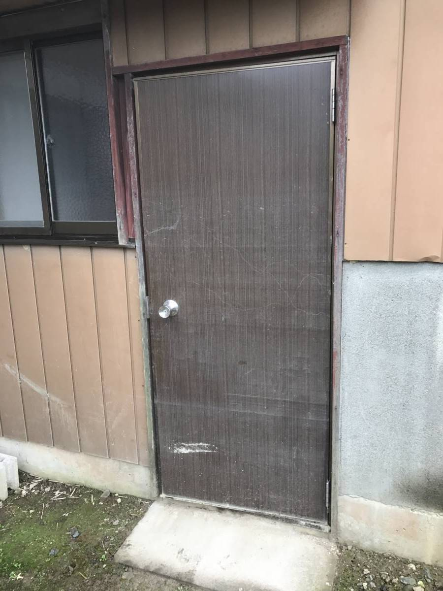小島サッシトーヨー住器の坂東市S様邸　勝手口ドア交換の施工前の写真1