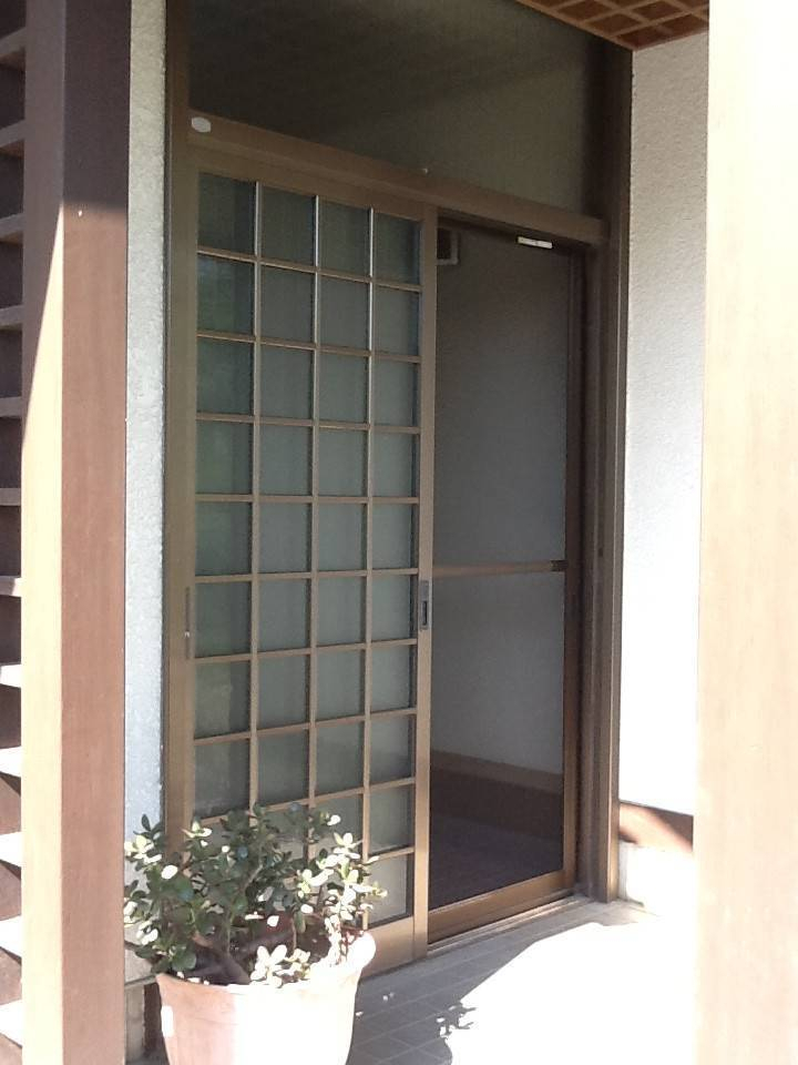 小島サッシトーヨー住器の守谷市　Ｓ様邸　玄関引戸網戸取付工事の施工後の写真1