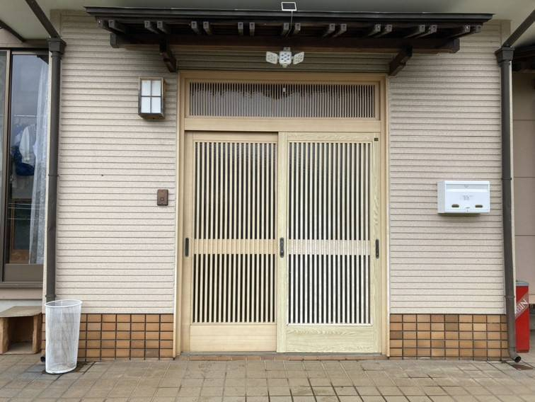 小島サッシトーヨー住器の坂東市　Ｈ様邸　玄関引戸リシェント交換工事の施工前の写真1