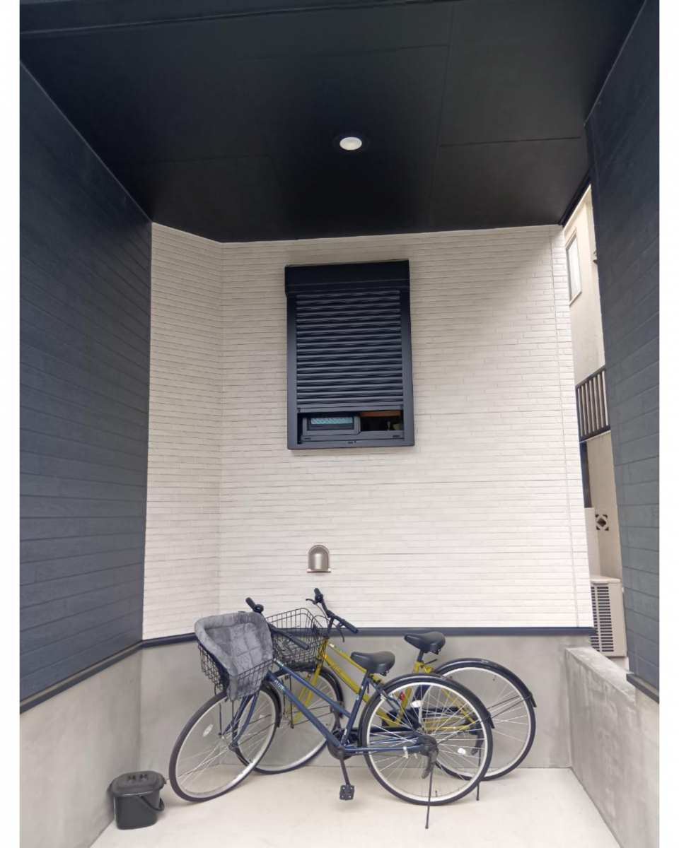コスモトーヨー住器の【世田谷区】後付けシャッターの取り付けしました。の施工後の写真1