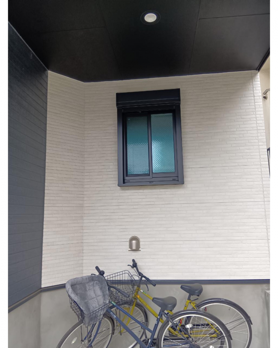 コスモトーヨー住器の【世田谷区】後付けシャッターの取り付けしました。の施工後の写真2