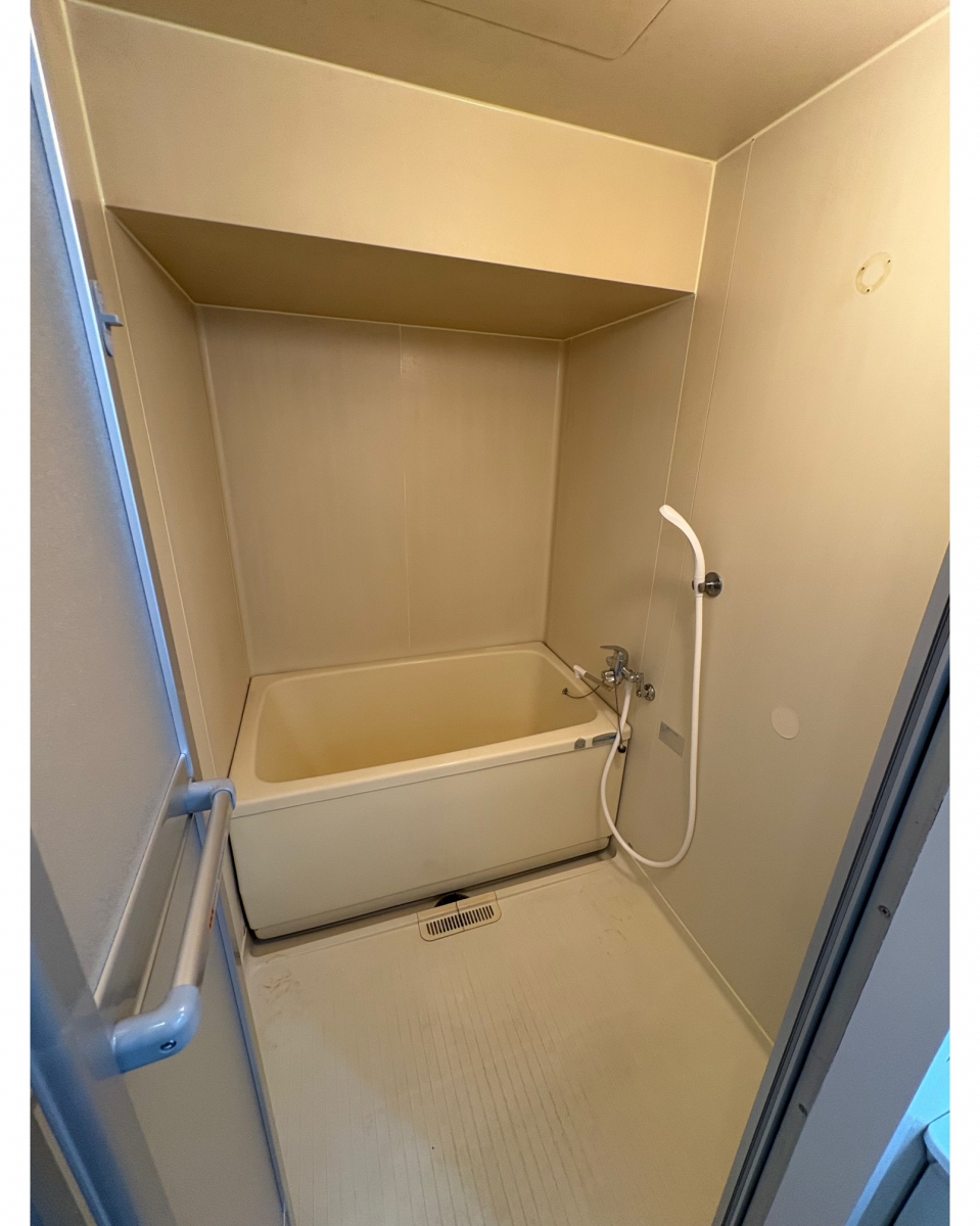 コスモトーヨー住器の【八王子市】浴室中折れドアの交換しました。の施工後の写真1