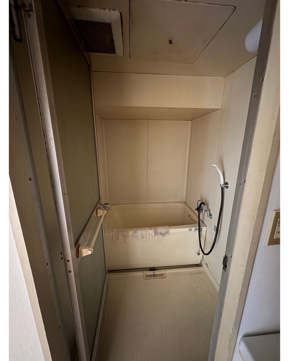 コスモトーヨー住器の【八王子市】浴室中折れドアの交換しました。の施工前の写真1