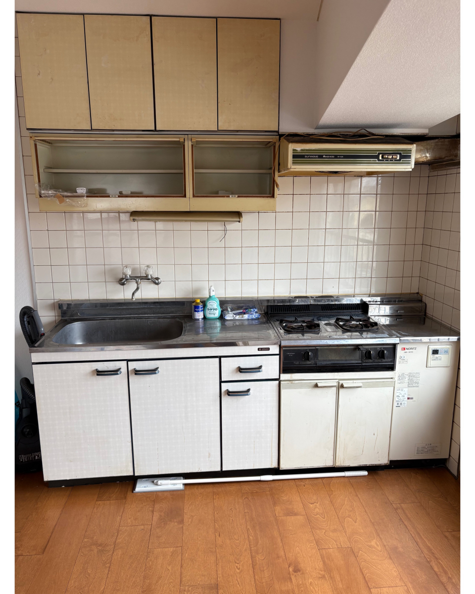 コスモトーヨー住器の【八王子市】キッチンの交換工事しました。の施工前の写真1