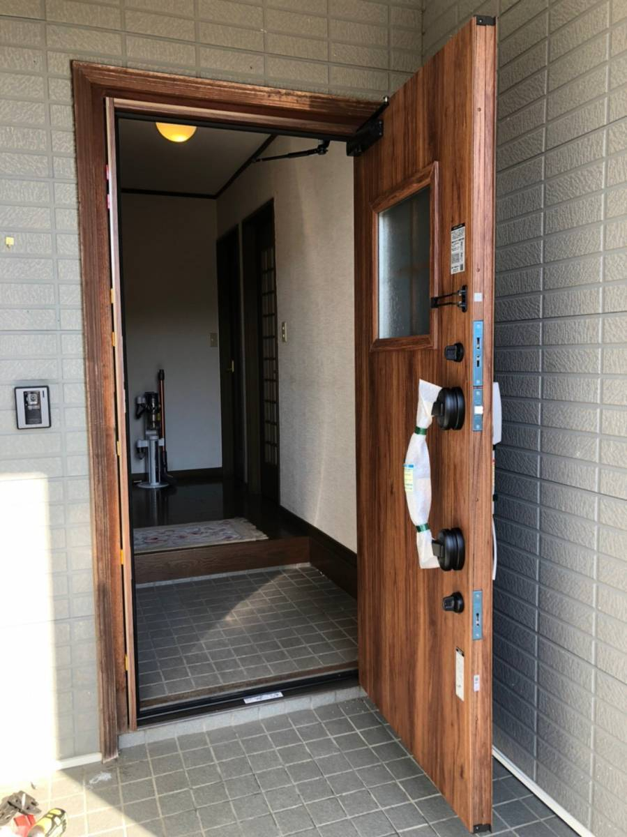 FBT 郡山インター店の【1DAYリフォーム】リシェント玄関ドア取替工事の施工後の写真2