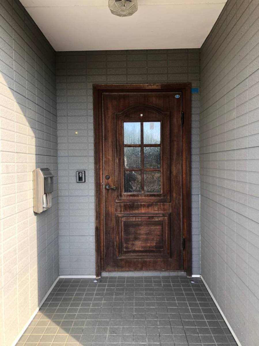 FBT 郡山インター店の【1DAYリフォーム】リシェント玄関ドア取替工事の施工前の写真1