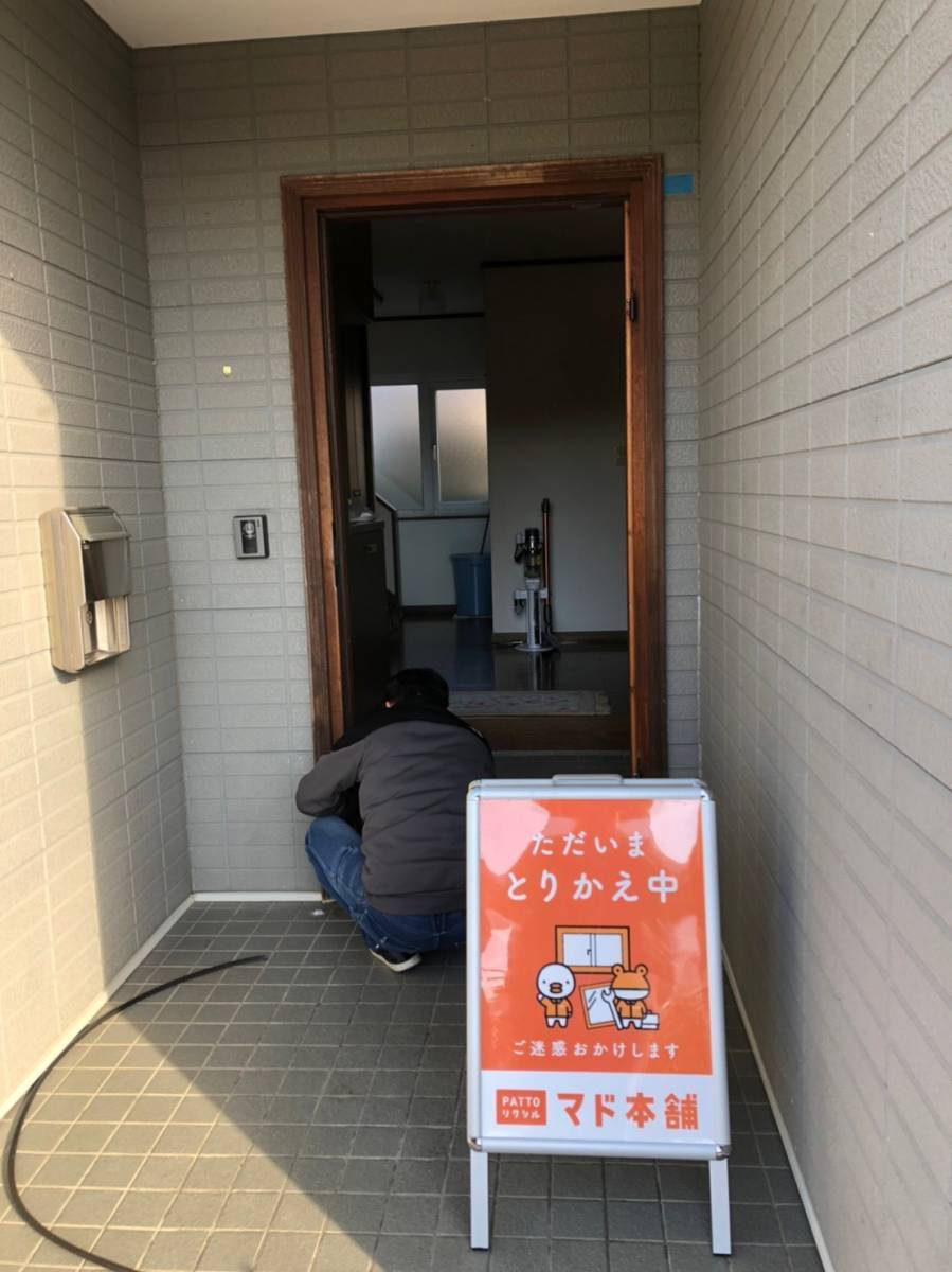 FBT 郡山インター店の【1DAYリフォーム】リシェント玄関ドア取替工事の施工前の写真2