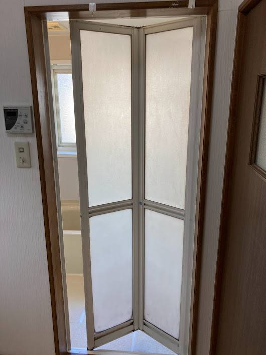 NCCトーヨー住器 諏訪店のパッとリフォーム‼　浴室中折ドア交換の施工前の写真1