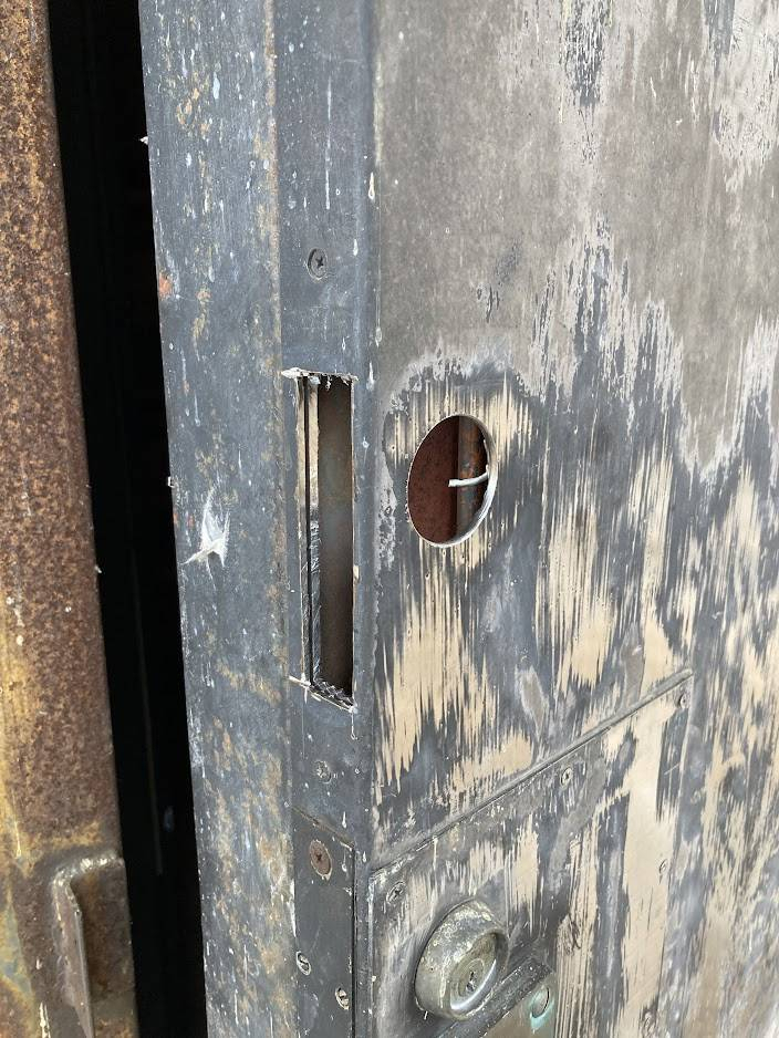 NCCトーヨー住器 諏訪店の大型鉄製扉の鍵取付け　この先何十年もお宝を守るのですの施工後の写真1