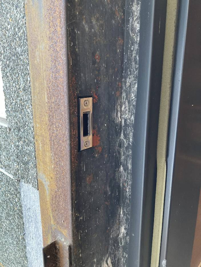 NCCトーヨー住器 諏訪店の大型鉄製扉の鍵取付け　この先何十年もお宝を守るのですの施工後の写真2