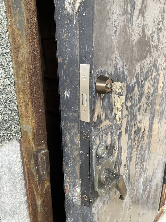 NCCトーヨー住器 諏訪店の大型鉄製扉の鍵取付け　この先何十年もお宝を守るのですの施工後の写真3