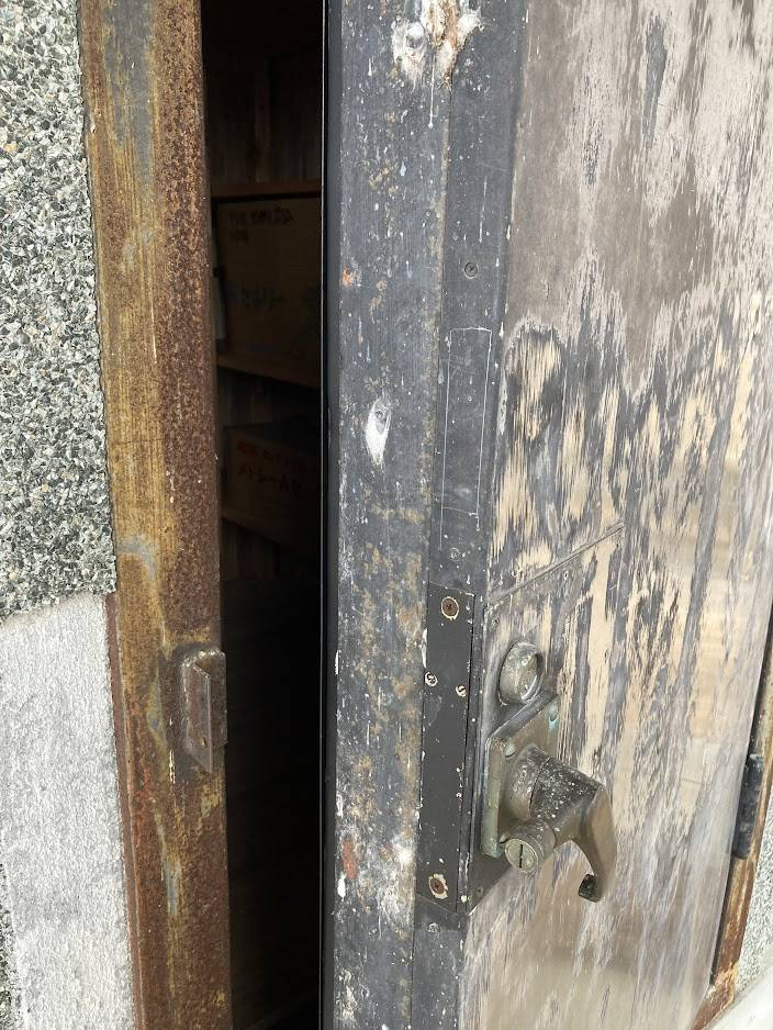 NCCトーヨー住器 諏訪店の大型鉄製扉の鍵取付け　この先何十年もお宝を守るのですの施工前の写真2