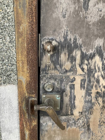 NCCトーヨー住器 諏訪店の大型鉄製扉の鍵取付け　この先何十年もお宝を守るのです施工事例写真1