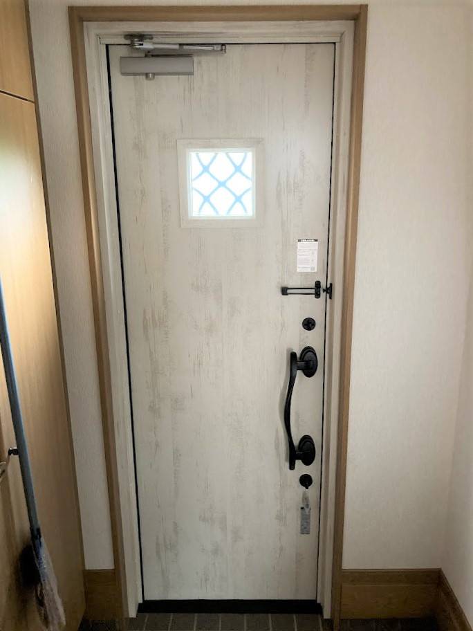NCCトーヨー住器 諏訪店の塗装が剥がれてしまった玄関ドアをリフォーム！の施工後の写真2