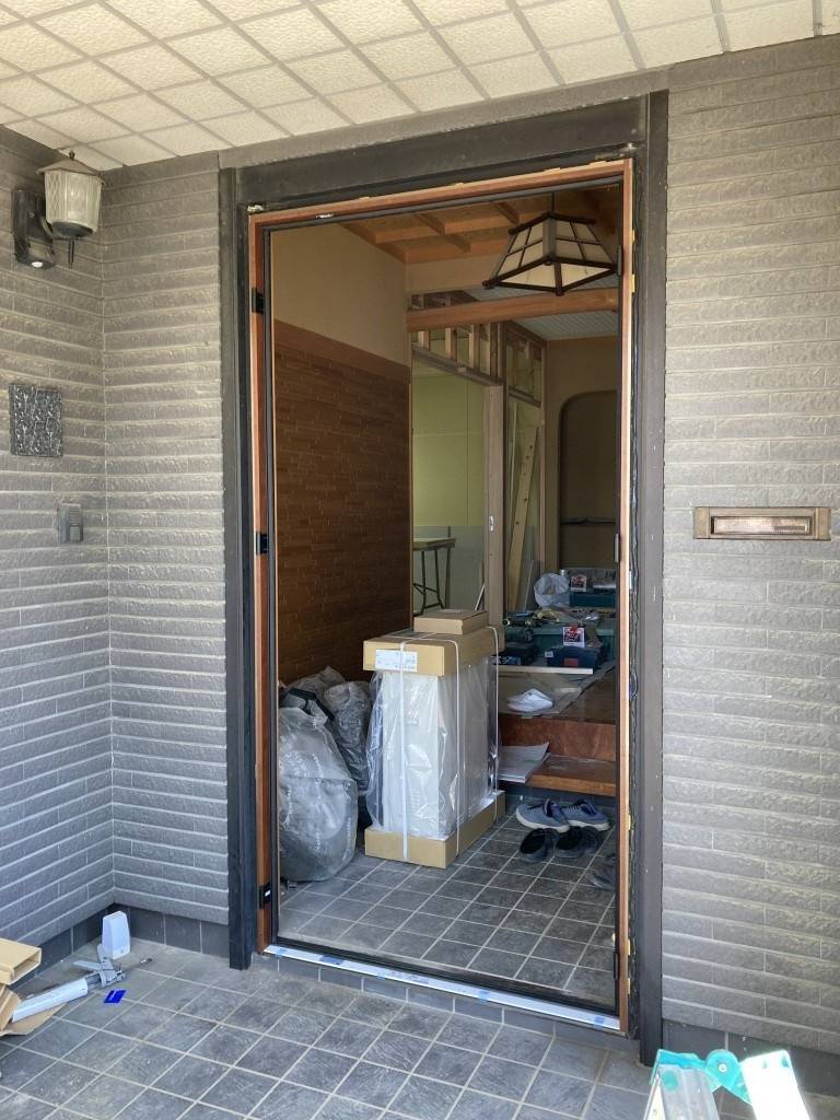 NCCトーヨー住器 諏訪店の１日で設置！玄関親子ドア【リシェント】の施工前の写真2