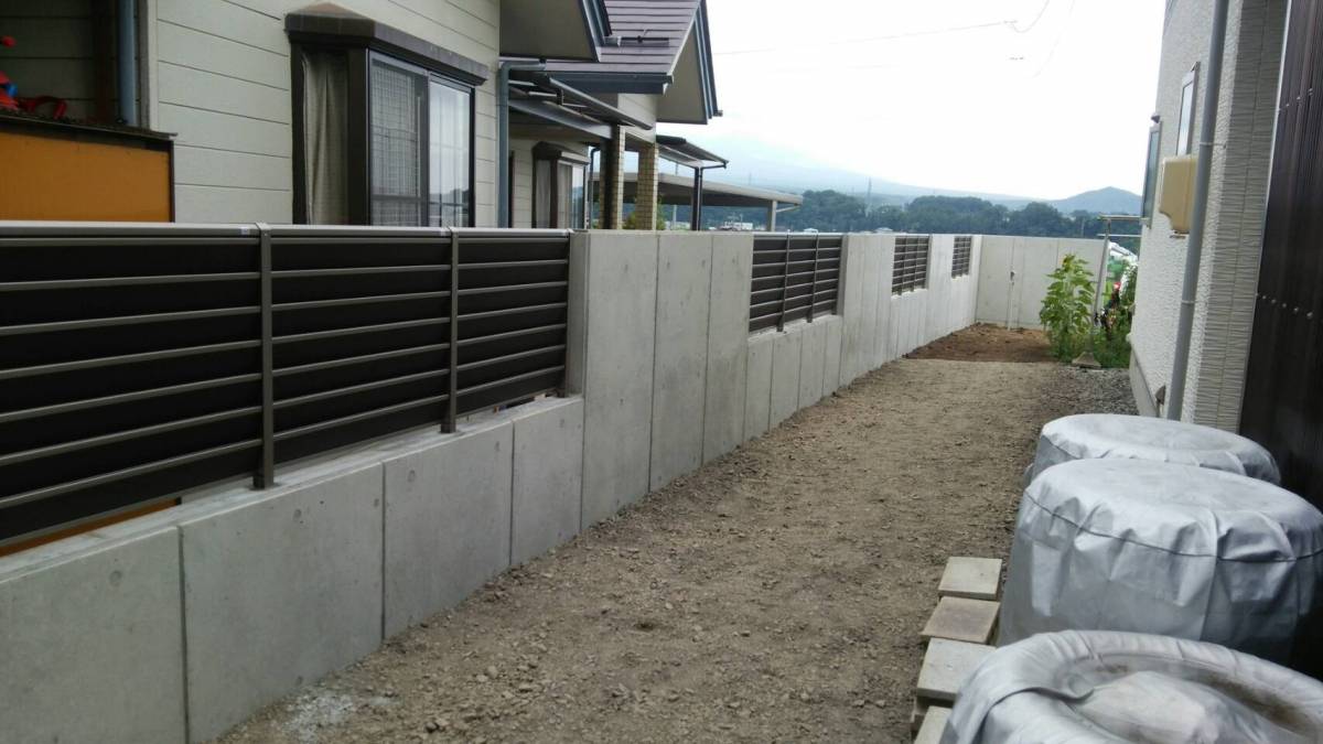 NCCトーヨー住器 諏訪店のモルタルの擁壁とフェンスの組み合わせ！の施工後の写真1