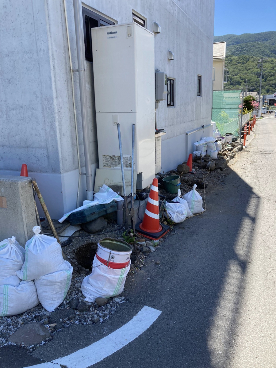 NCCトーヨー住器 諏訪店の道路沿いのやや狭いスペースにフェンスを施工しました！の施工前の写真1