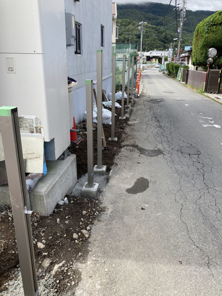 NCCトーヨー住器 諏訪店の道路沿いのやや狭いスペースにフェンスを施工しました！の施工前の写真3