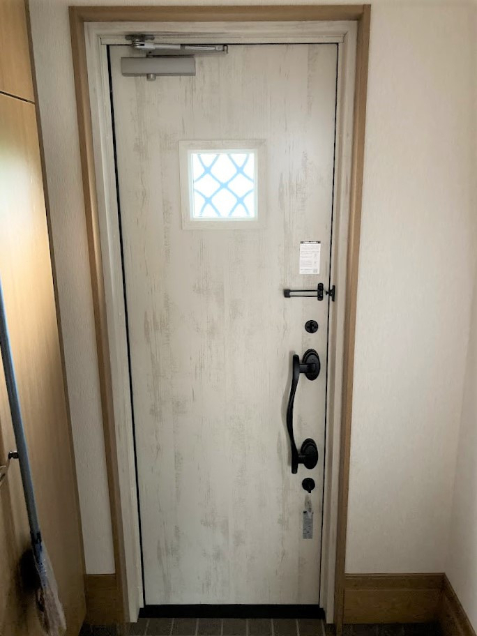 NCCトーヨー住器 諏訪店の塗装が剥がれてしまった玄関をリフォームしました!!✨の施工後の写真2