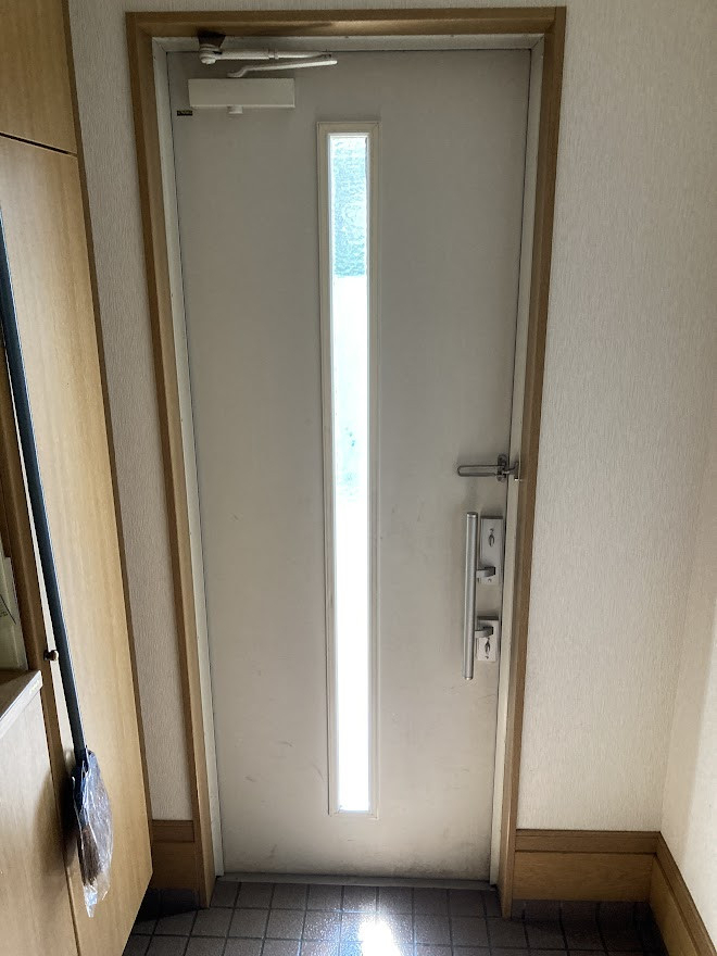 NCCトーヨー住器 諏訪店の塗装が剥がれてしまった玄関をリフォームしました!!✨の施工前の写真2
