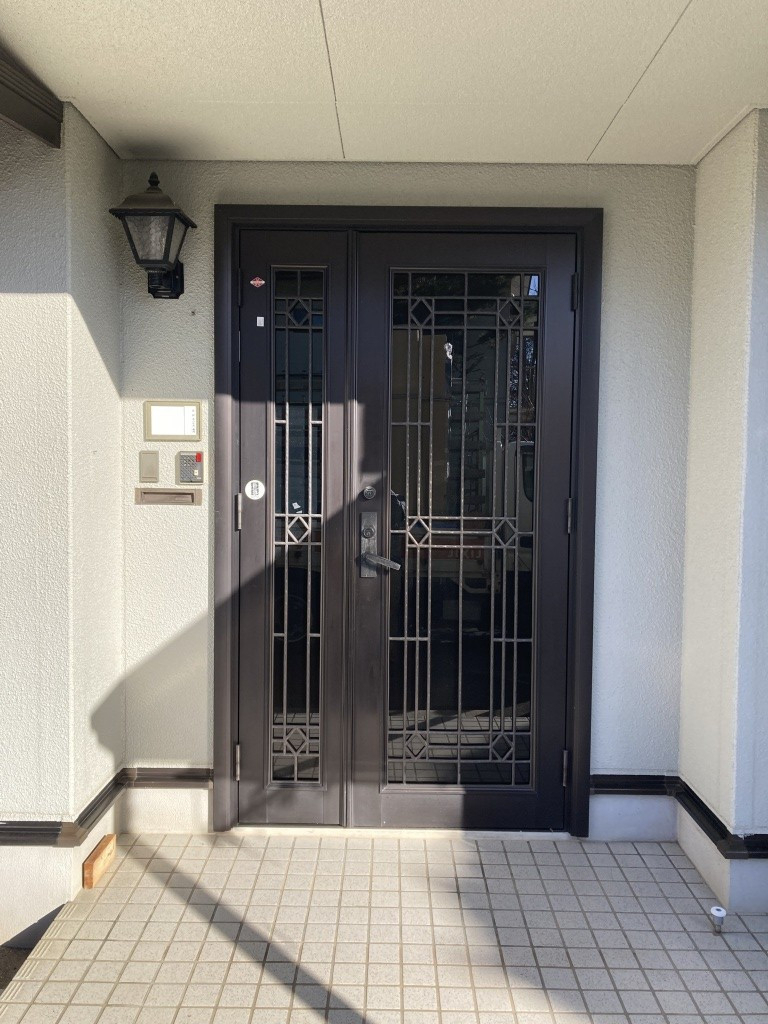 NCCトーヨー住器 諏訪店の✨【１日完結】✨カバー工法で玄関ドアをリフォーム！リモコンキーも新調しました！の施工前の写真1