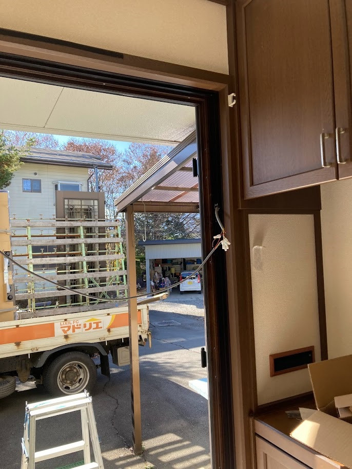 NCCトーヨー住器 諏訪店の✨【１日完結】✨カバー工法で玄関ドアをリフォーム！リモコンキーも新調しました！の施工前の写真2