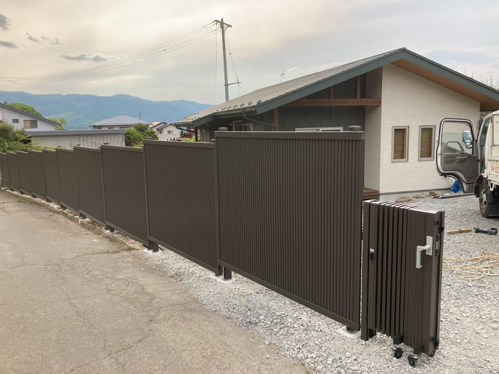 NCCトーヨー住器 諏訪店の高低差のある傾斜地へフェンスの施工をしました!!!の施工後の写真1