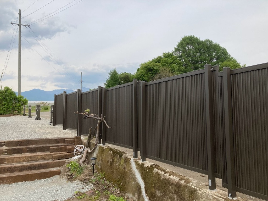 NCCトーヨー住器 諏訪店の高低差のある傾斜地へフェンスの施工をしました!!!の施工後の写真2