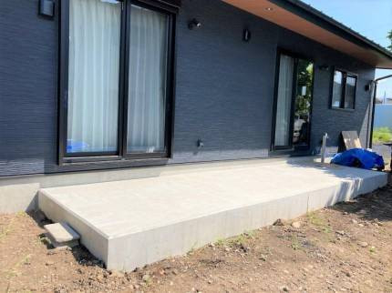 NCCトーヨー住器 諏訪店の犬走の上にウッドデッキ！！の施工前の写真1