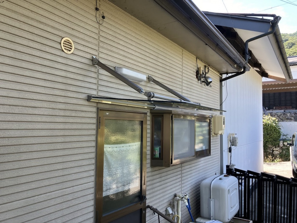 NCCトーヨー住器 諏訪店の勝手口ドアに雨よけの庇をつけました！！の施工後の写真1