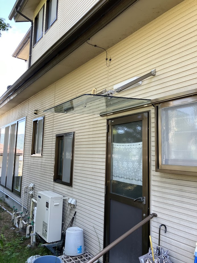 NCCトーヨー住器 諏訪店の勝手口ドアに雨よけの庇をつけました！！の施工後の写真2