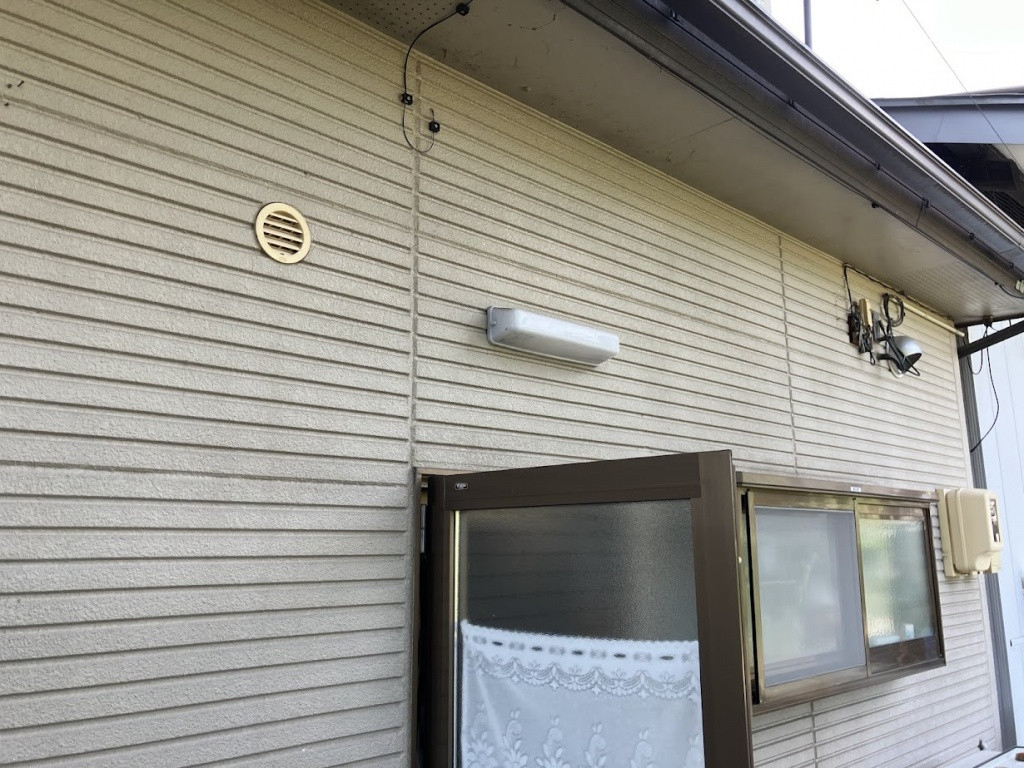 NCCトーヨー住器 諏訪店の勝手口ドアに雨よけの庇をつけました！！の施工前の写真1