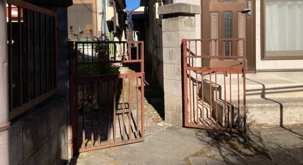 NCCトーヨー住器 諏訪店の出入り口の門を新しくしました!!の施工前の写真1