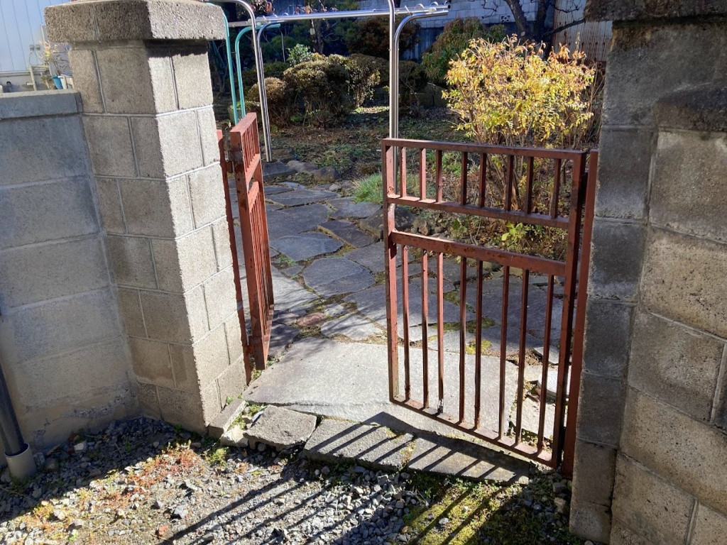 NCCトーヨー住器 諏訪店の出入り口の門を新しくしました!!の施工前の写真2