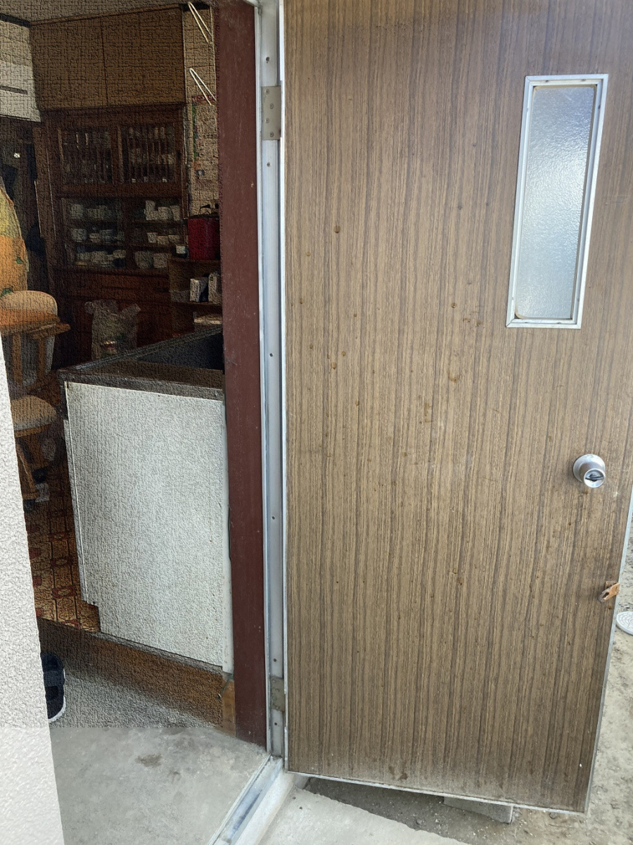 NCCトーヨー住器 諏訪店の１日で工事完了！！～リシェント勝手口ドア～の施工前の写真2