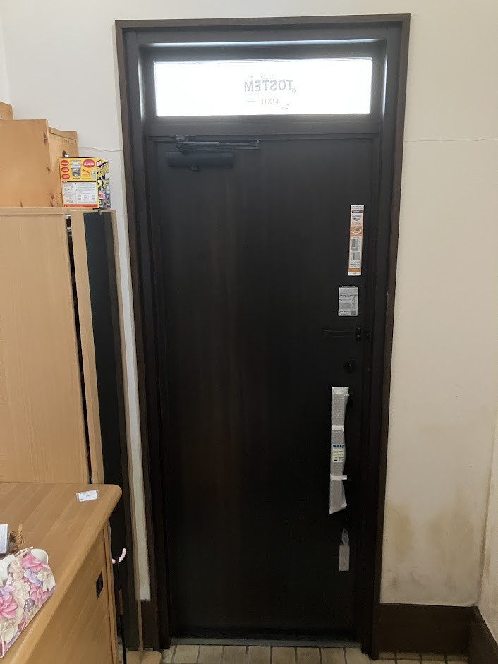 NCCトーヨー住器 諏訪店の壁は壊さずそのままたったの一日でおうちの玄関が大変身！！の施工後の写真2